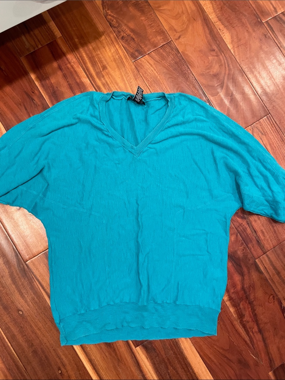 Lightweight V-Neck Short Sleeve Top in Teal